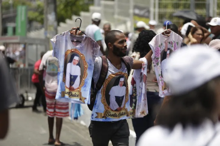 Milhares de fiéis participam de celebração em homenagem a Santa Dulce em Salvador