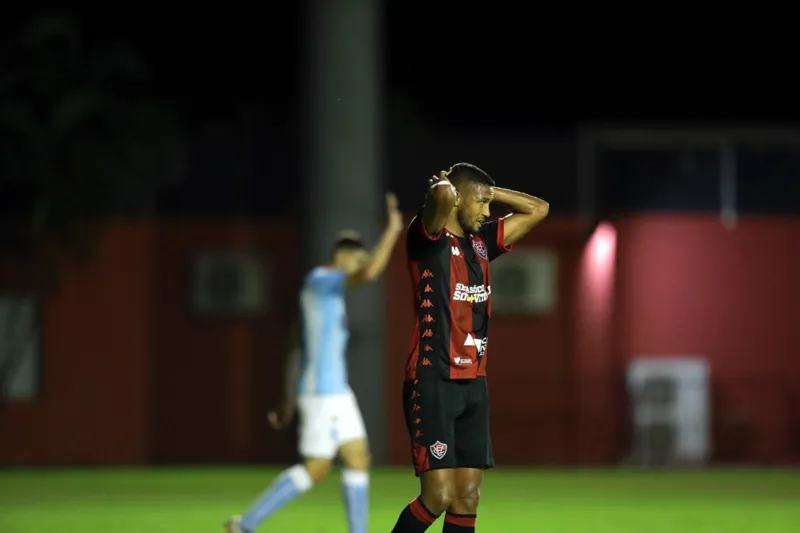Vitória volta a jogar mal, perde do Londrina no Barradão e se complica