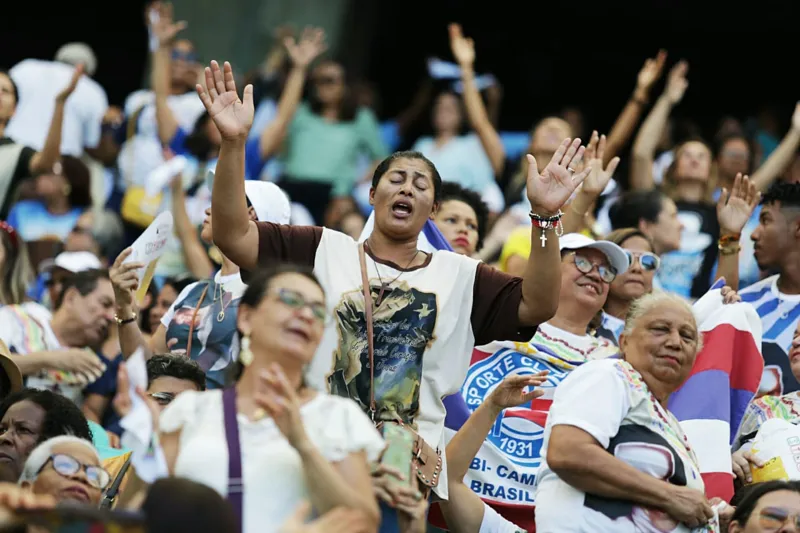 Milhares de fiéis participam de celebração em homenagem a Santa Dulce em Salvador
