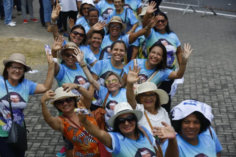Milhares de fiéis participam de celebração em homenagem a Santa Dulce em Salvador