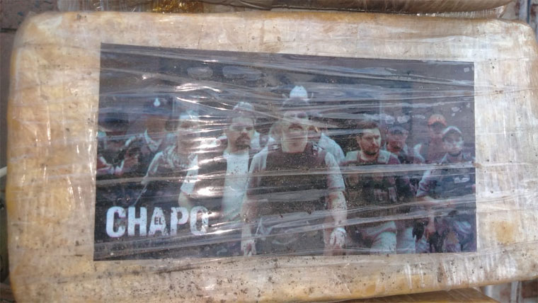Imagem ilustrativa da imagem Mais de 80kg de pasta base de cocaína com imagem de El Chapo são apreendidos
