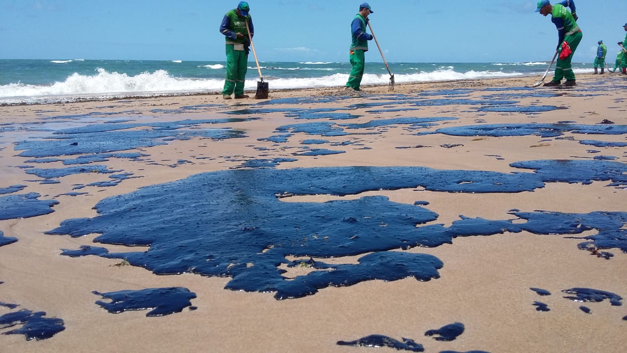 Três novas praias de Salvador são atingidas pelas manchas de óleo