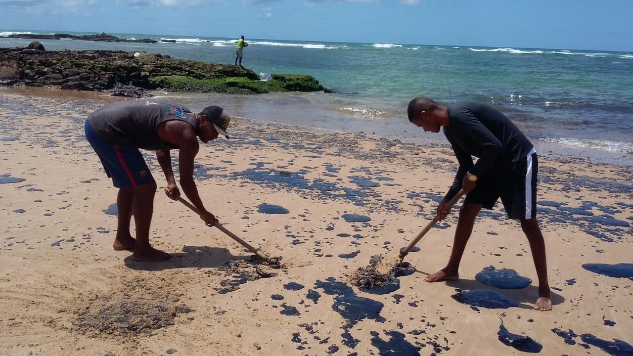 Três novas praias de Salvador são atingidas pelas manchas de óleo