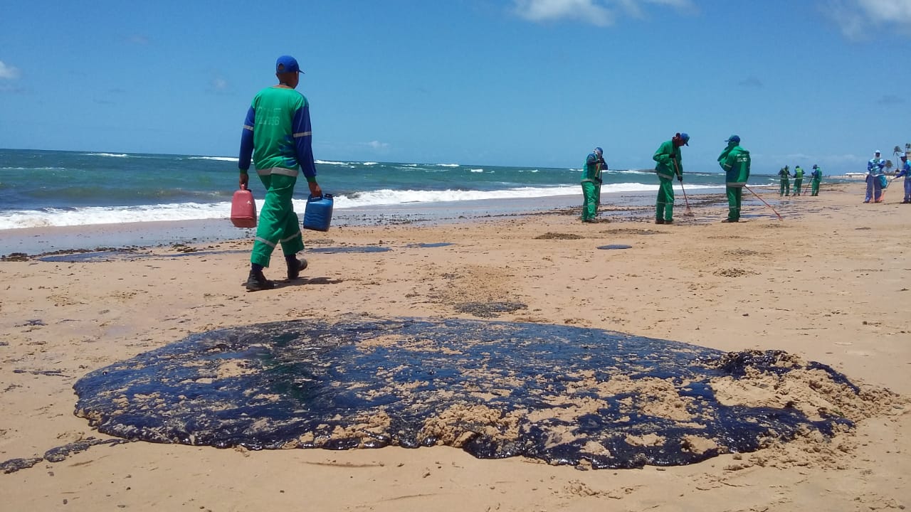 Três novas praias de Salvador são atingidas pelas manchas de óleo