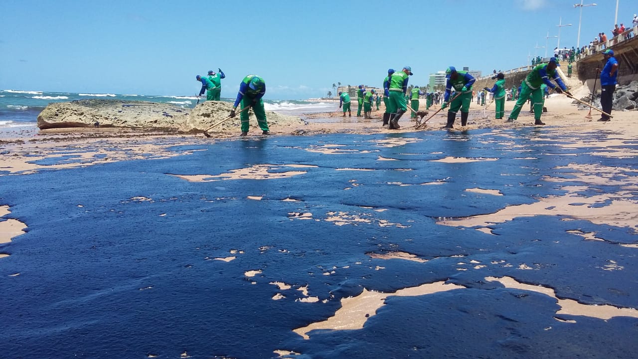 Três novas praias de Salvador são atingidas pelas manchas de óleo