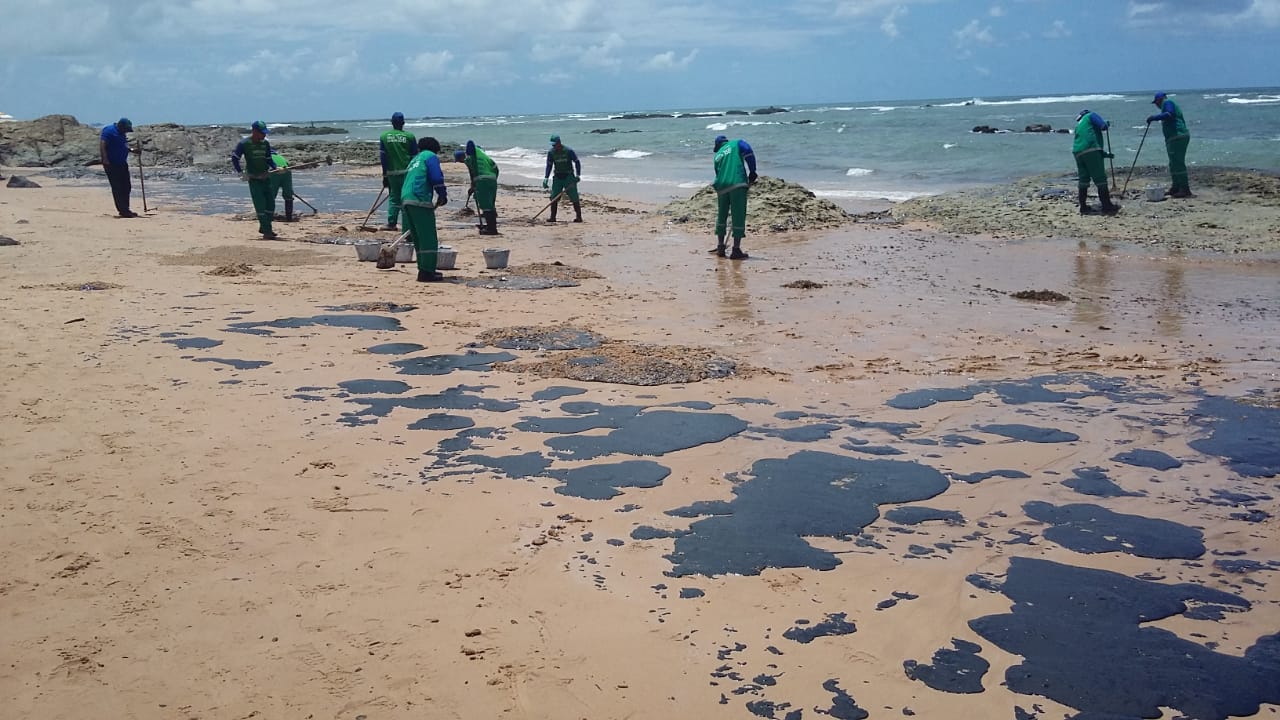 Três novas praias de Salvador são atingidas pelas manchas de óleo