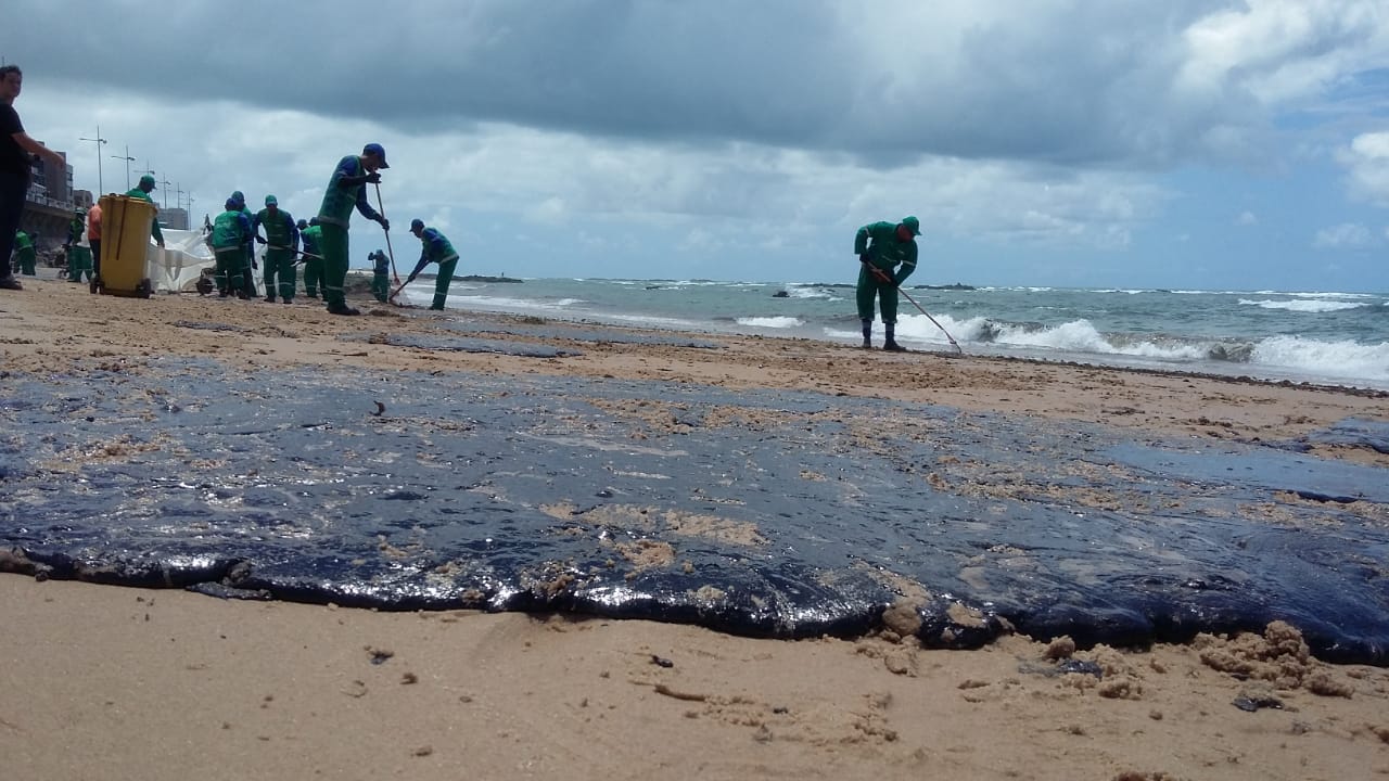 Três novas praias de Salvador são atingidas pelas manchas de óleo