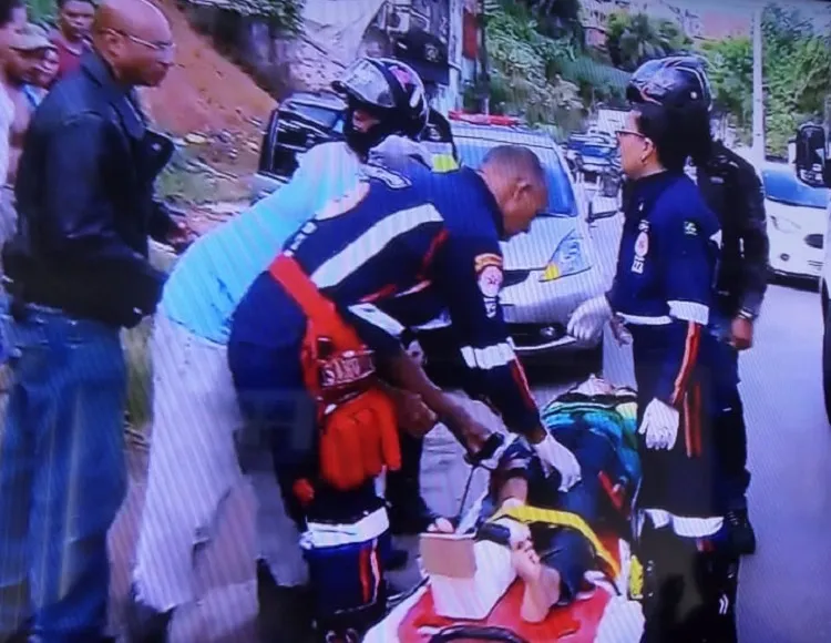 Vítima foi socorrida por ambulância da Samu | Foto: Reprodução | Rede Bahia
