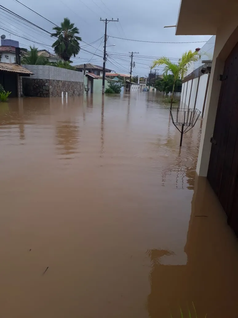No ocorrido, o nível da água chegou a atingir o joelho dos residentes da rua | Foto: Reprodução | Cidadão Repórter