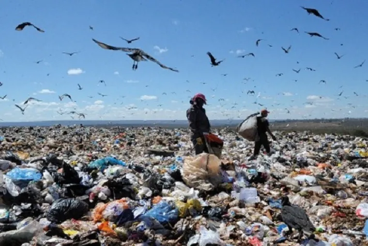 Resíduos hospitalares eram descartados no lixão da cidade | Foto: Jojô Notícias | Reprodução