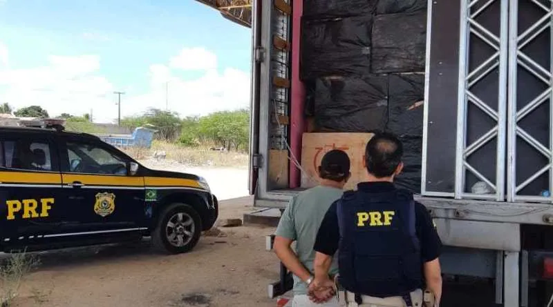 O motorista foi preso em flagrante e encaminhado à Polícia Judiciária local | Foto: Divulgação | PRF