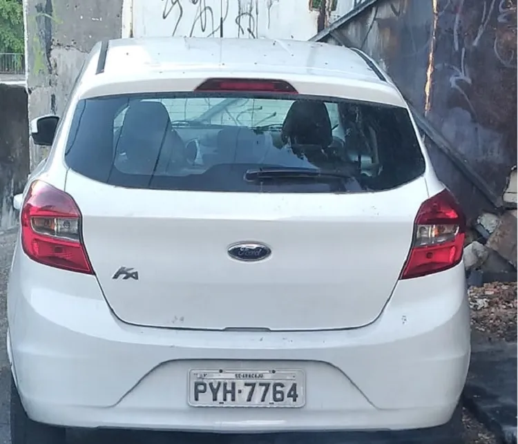 Carro com restrição de roubo foi encontrado em uma garagem abandonada | Divulgação | SSP