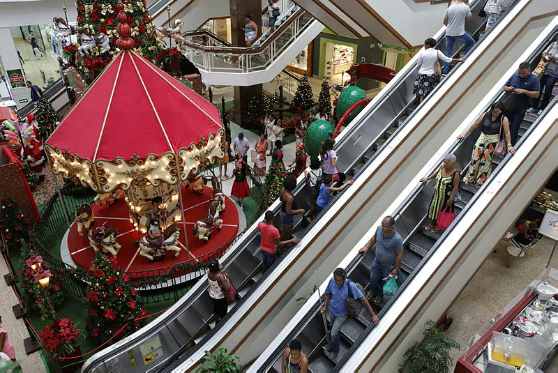 Decoração de Natal atrai consumidores | Foto: Uendel Galter / Ag. A Tarde