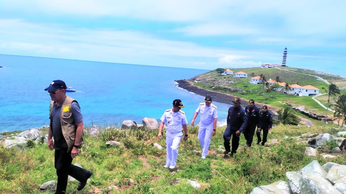 Ministro visitou área atingida pelo óleo em Abrolhos