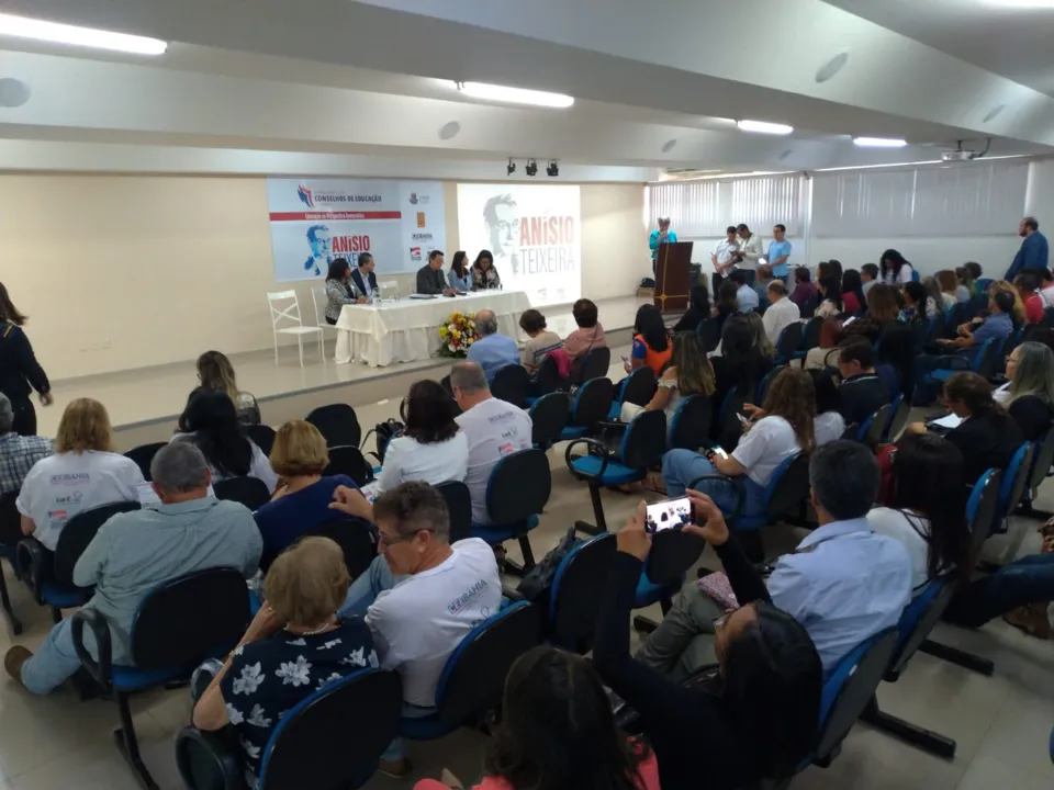 A atividade integra o projeto "2010:Ano Anísio Teixeira", em homenagem aos 120 anos de nascimento do educador baiano.
