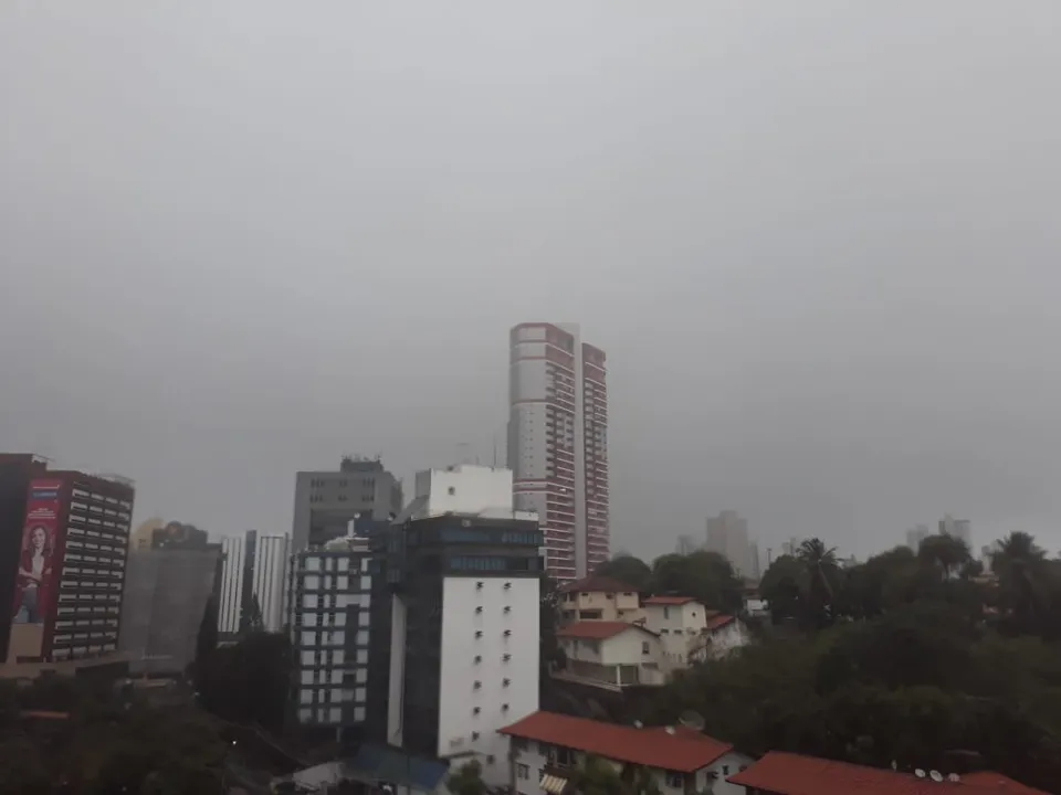 Tempo chuvoso deve permanecer durante todo o dia
