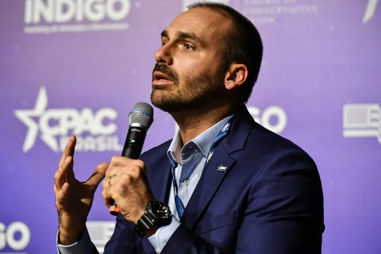 De acordo com a peça, Eduardo Bolsonaro "incitou um possível retorno do AI-5 | Foto: Nelson Almeida | AFP