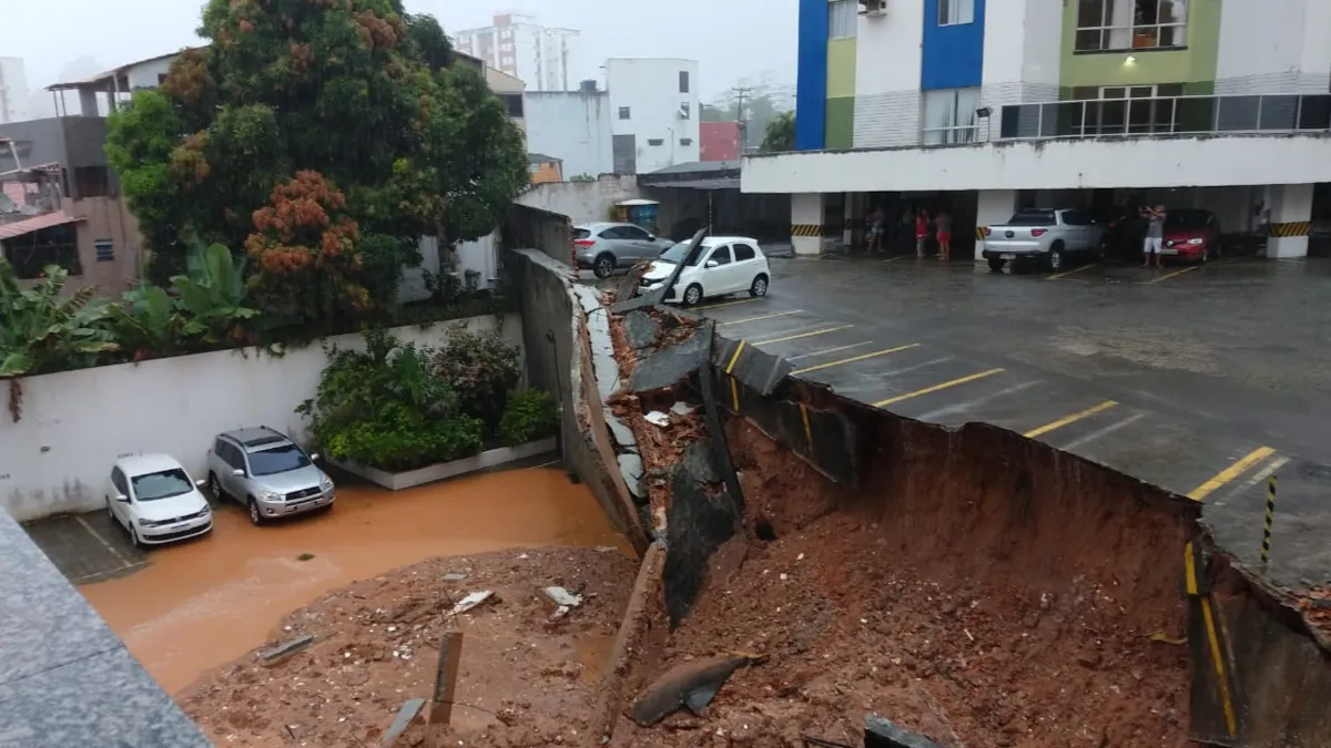 Estacionamento cedeu e terra cobriu alguns veículos | Foto: Cidadão Repórter | Via WhatsApp