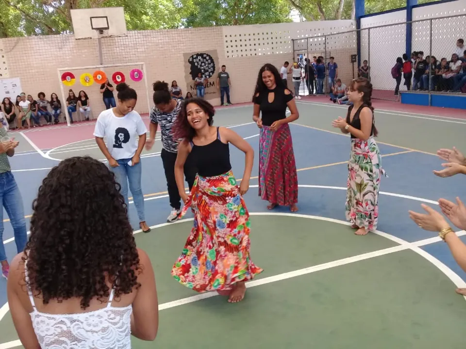 Performances de dança, exposição de quadros, oficinas de trança, declamação de poesias e feira de comidas típicas foram algumas das atividades protagonizadas pelos alunos do Colégio Polivalente de Camaçari.