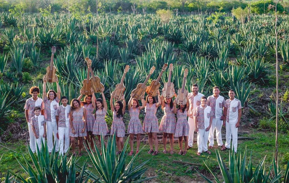 Grupo é famoso por ser a primeira orquestra formada com instrumentos feitos apenas de sisal | Foto: Divulgação | Secult