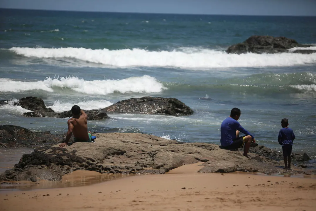 Algumas praias foram consideradas pelo Instituto do Meio Ambiente e Recursos Hídricos (Inema) | Foto: Felipe Iruatã | Ag. A TARDE