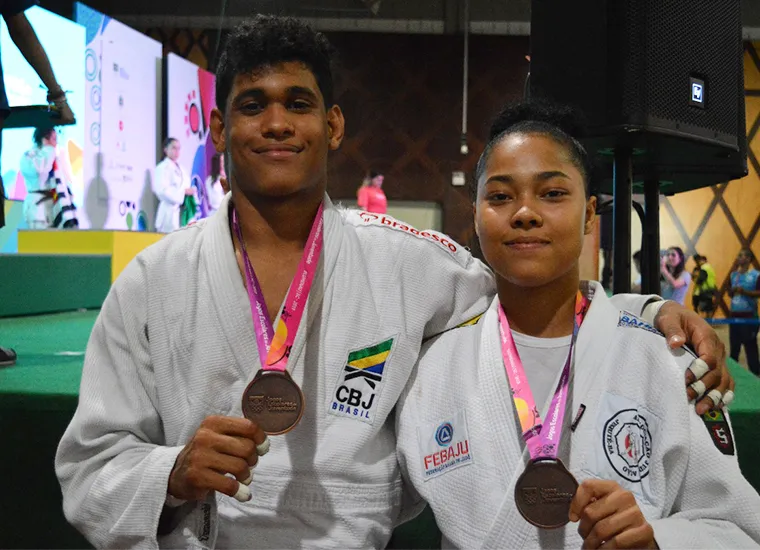 André Carvalho e Sabrina Souza, ambos de Jequié, faturaram o bronze no judô | Foto: Jéssica Tavares | Sudesb