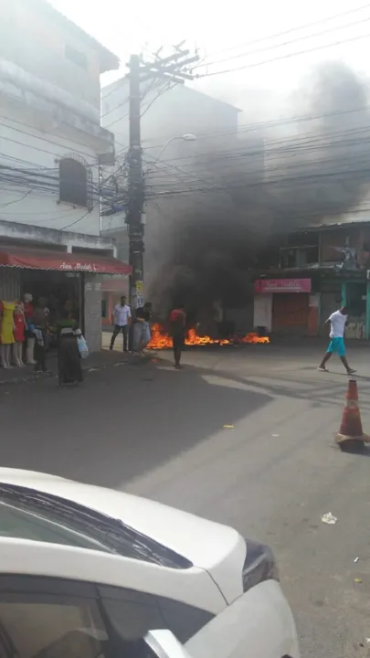 Equipes do Corpo de Bombeiros também estiveram no local para conter as chamas | Foto: Reprodução | Cidadão Repórter