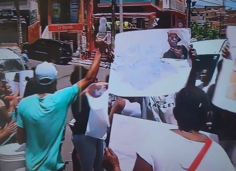 Protesto foi iniciado por volta das 10h40