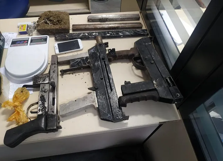 Três submetralhadoras foram apreendidas durante abordagem policial | Foto: Divulgação | SSP-BA