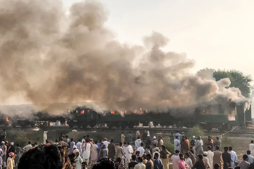 Três vagões foram afetados pelo incêndio | Foto: Handout | Serviço de Resgate de Emergência Punjab do Paquistão | AFP