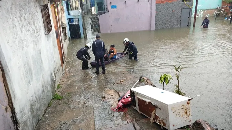 Bombeiros utilizaram boias de salvamento aquático e botes para o resgate | Foto: Divulgação | CBMBA