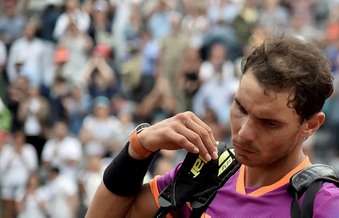 Nadal alegou ter sentido uma lesão muscular no abdome | Foto: Tiziana Fabi | AFP