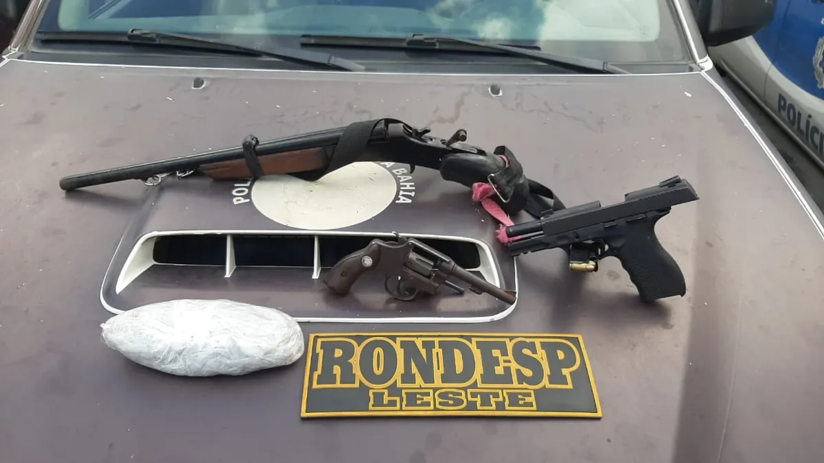 Suspeitos tinham armas, munições e drogas | Foto: Divulgação | SSP