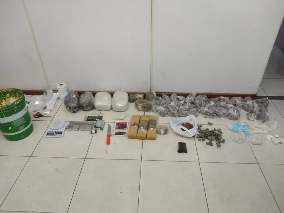 Mais de 1000 porções de drogas foram apreendidas na ação da polícia | Foto: Divulgação | SSP