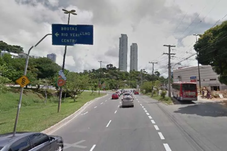 Vítima atravessava a via quando foi atropelada | Foto: Reprodução | Google Street View