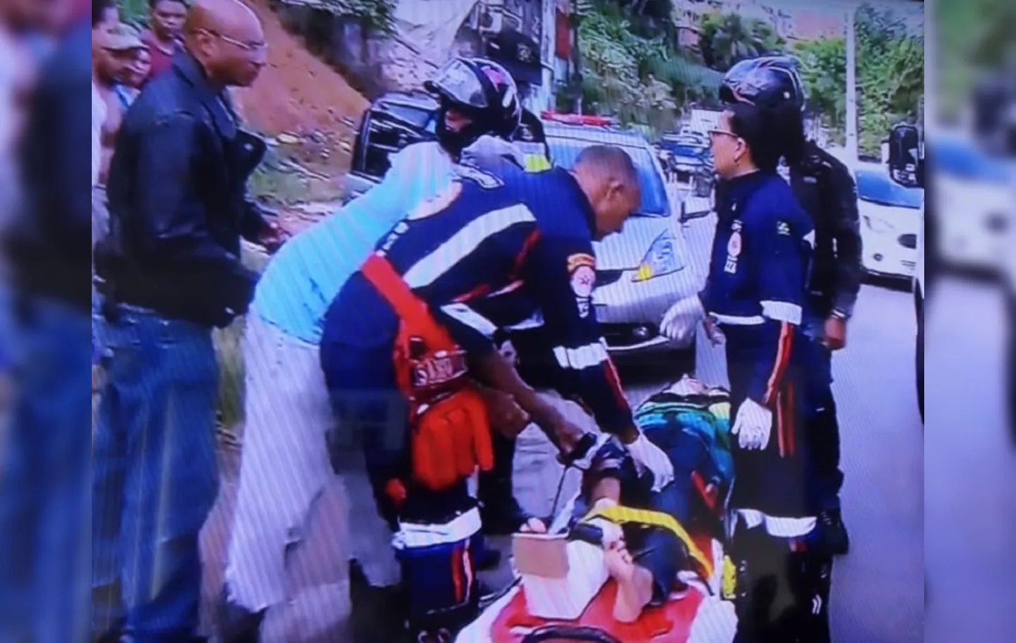 Vítima foi socorrida por ambulância da Samu | Foto: Reprodução | Rede Bahia