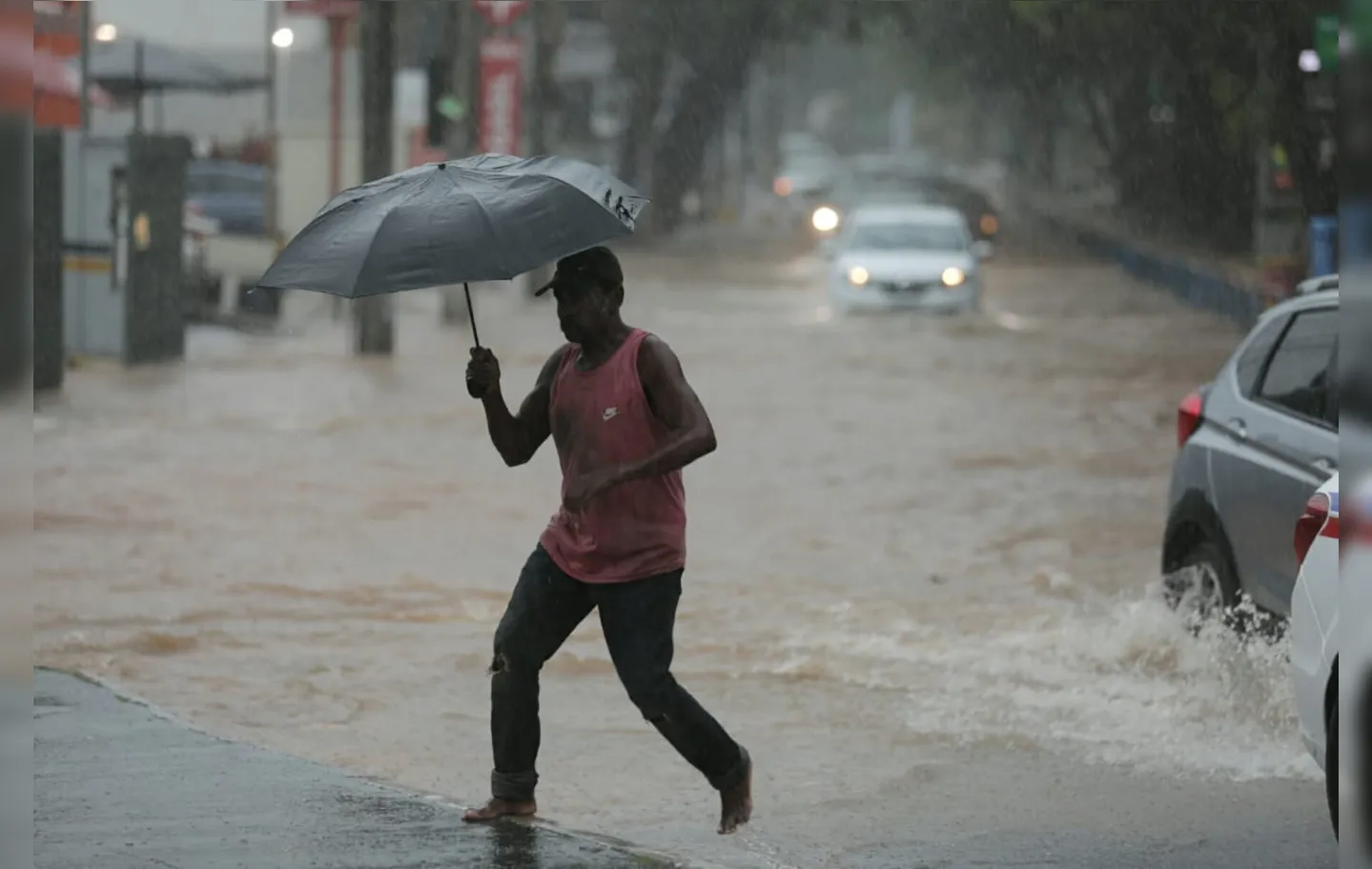 Moradores tentam escapar das situações de risco provocadas pela chuva | Foto: Raul Spinassé | Ag. A TARDE