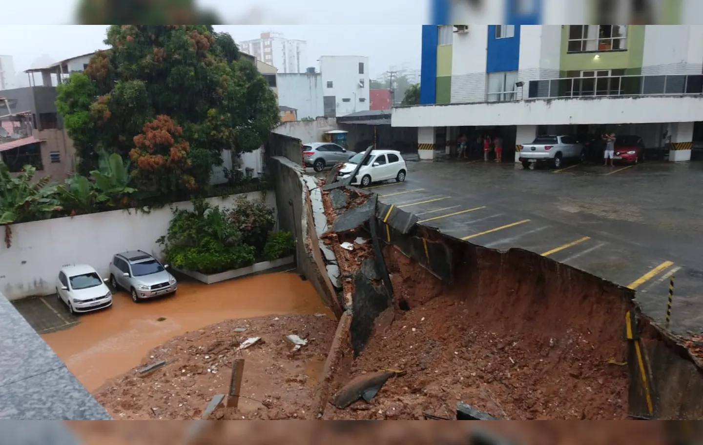 Estacionamento cedeu e terra cobriu alguns veículos | Foto: Cidadão Repórter | Via WhatsApp
