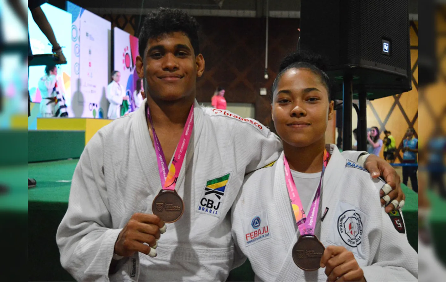 André Carvalho e Sabrina Souza, ambos de Jequié, faturaram o bronze no judô | Foto: Jéssica Tavares | Sudesb