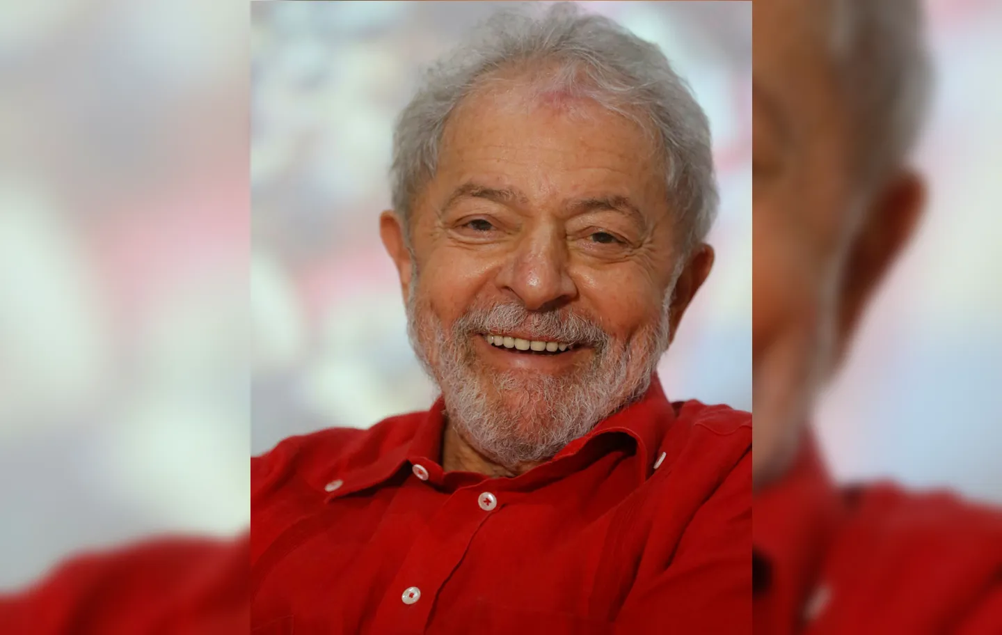 Lula foi abraçado, beijado, acariciado. E retribuiu no tom | Foto: Rafael Martins | Ag. A TARDE