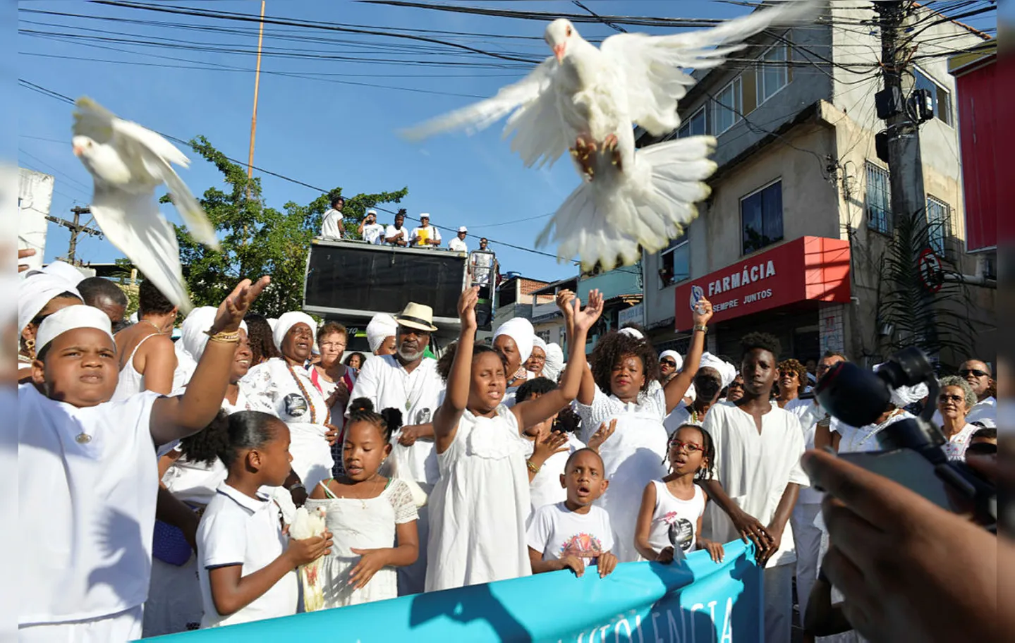 Soltura de pombos brancos simboliza a fé e a paz entre as pessoas | Foto: Shirley Stolze | Ag. A TARDE