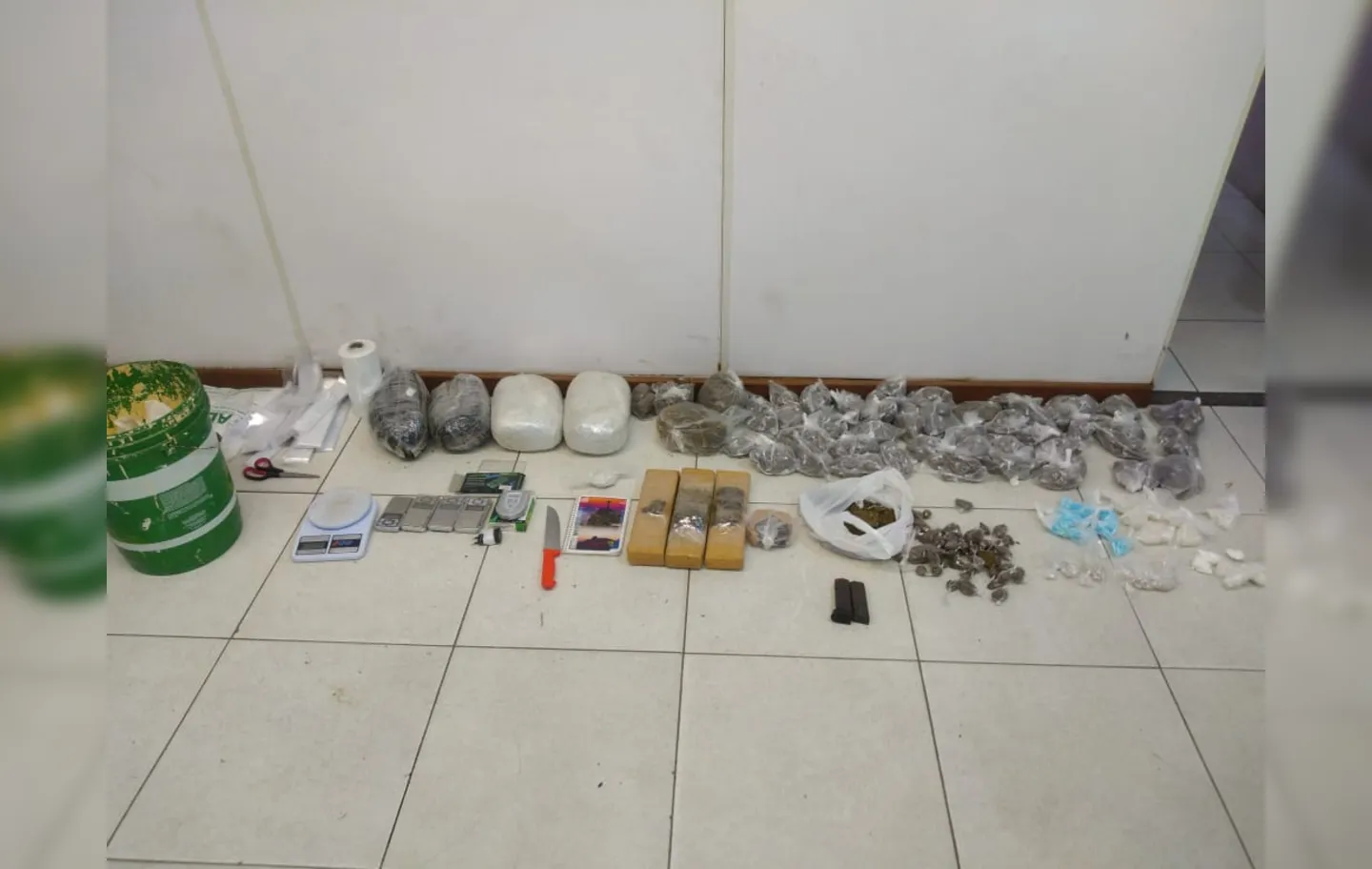 Mais de 1000 porções de drogas foram apreendidas na ação da polícia | Foto: Divulgação | SSP