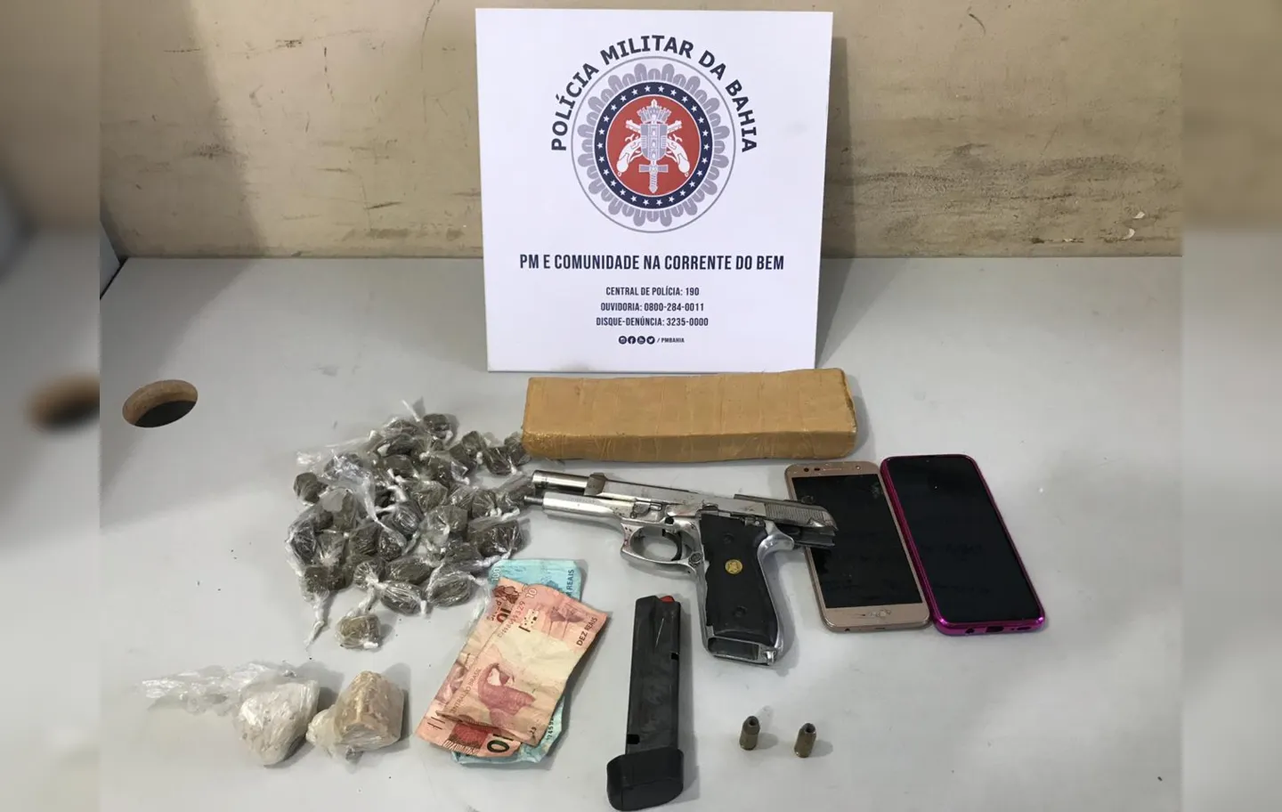 Com suspeito, foram encontradas arma, munições e drogas | Foto: Divulgação | SSP