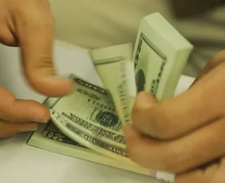 Dólar cai para R$ 5,54 e fecha no menor nível em duas semanas