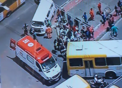 Ciclista ficou ferido e recebe os primeiros socorros da equipe do Samu | Foto: Reprodução | Tv Record