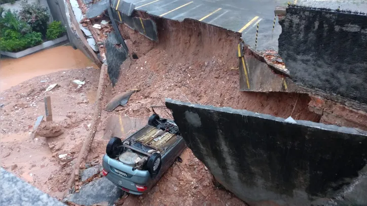 Imagem ilustrativa da imagem Estacionamento de prédio desaba e carros ficam soterrados