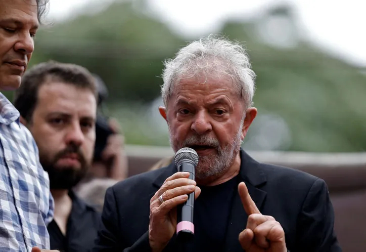 O fato é que com Lula preso a política brasileira é uma coisa, com ele solto é outra | Foto: Miguel Schincariol | AFP