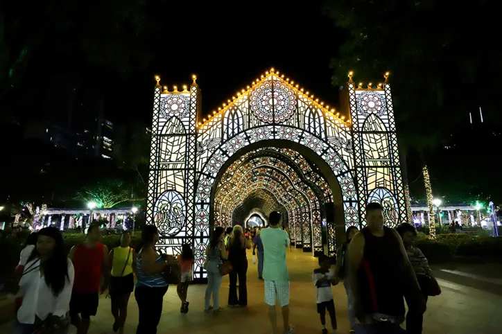 "A cidade se transforma", diz ACM Neto sobre decoração de Natal
