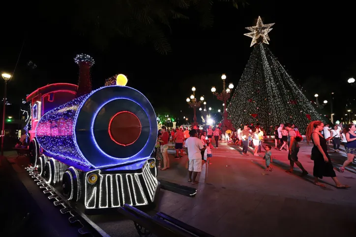 "A cidade se transforma", diz ACM Neto sobre decoração de Natal
