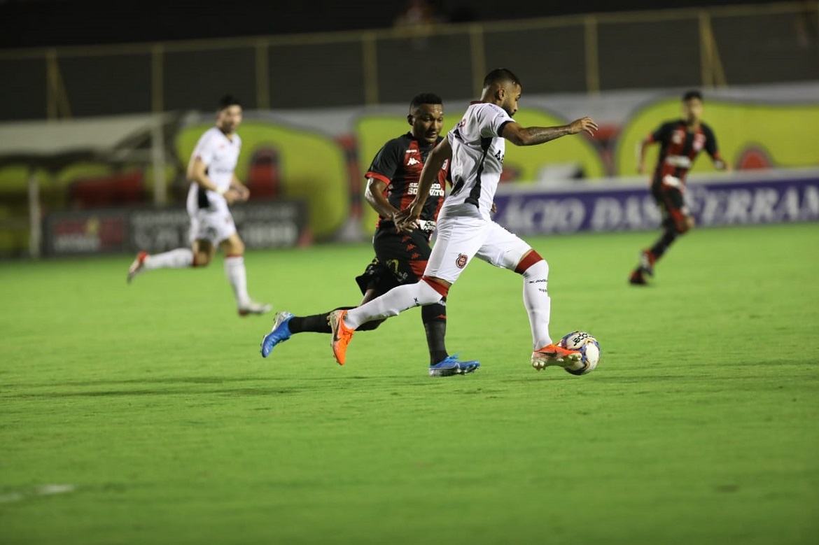 Vitória goleia o Brasil de Pelotas e se afasta do Z4